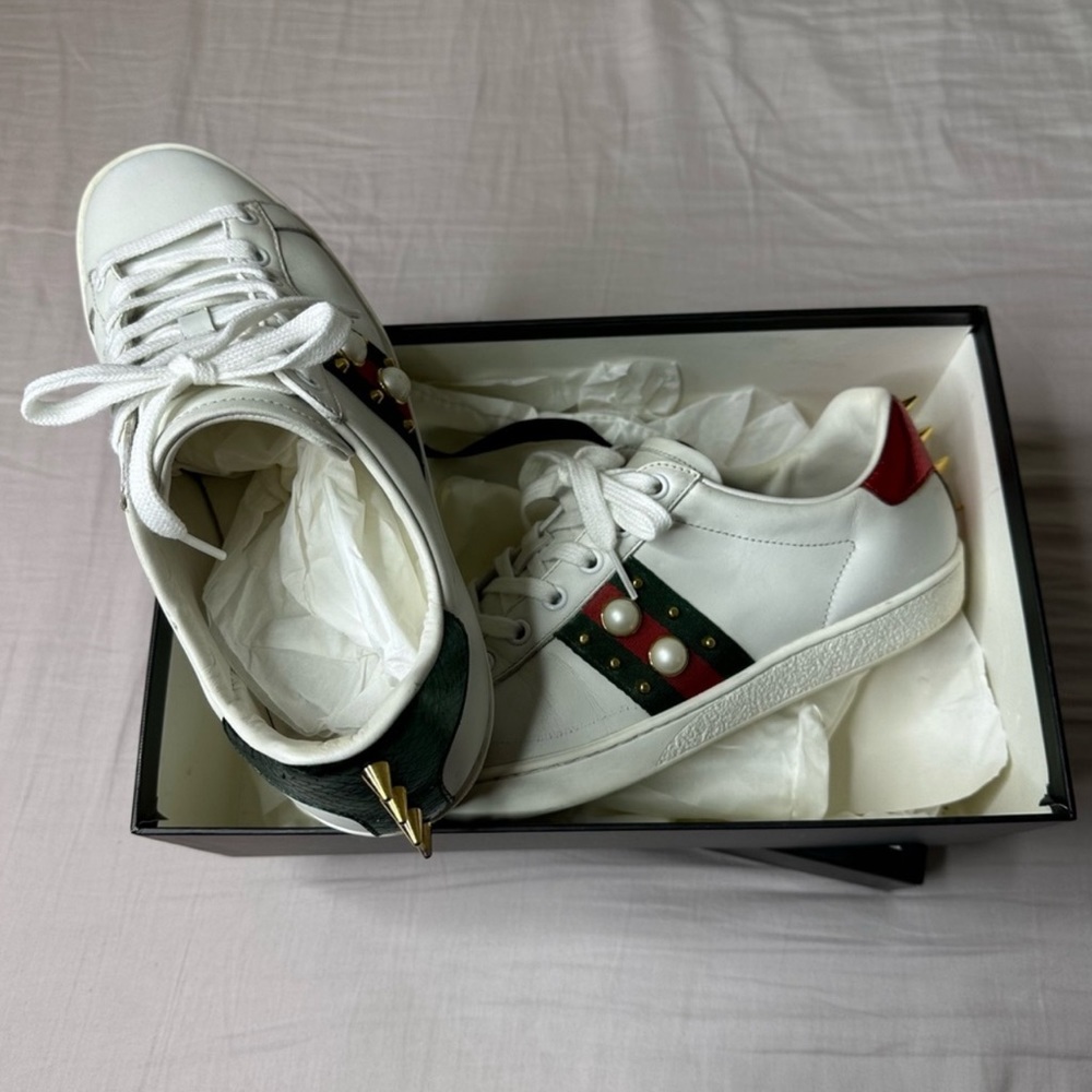 GUCCI SNEAKERS.